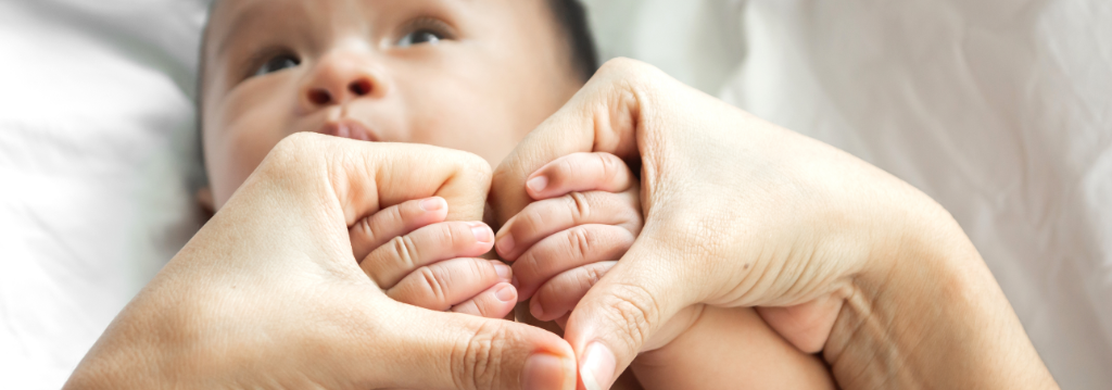 Niño Divertido 2 Años Que Come El Bebé Feliz Bebé Que Sostiene Dos